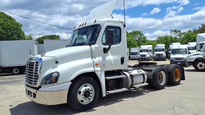 Freightliner Cascadia 125 Day Cab Truck - 455HP, 10 Speed Manual