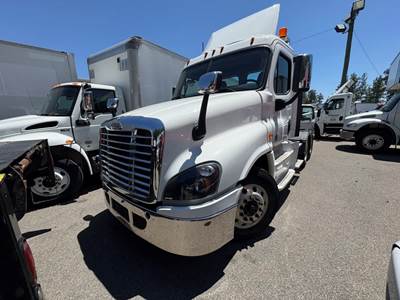 Freightliner Cascadia 125 Day Cab Truck - 450HP, 10 Speed Manual