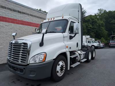 Freightliner Cascadia 125 Day Cab Truck - 455HP, 10 Speed Manual