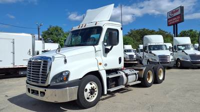 Freightliner Cascadia 125 Day Cab Truck - 455HP, 10 Speed Manual