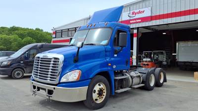 Freightliner Cascadia 125 Day Cab Truck - 455HP, 10 Speed Manual