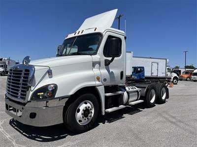 Freightliner Cascadia 125 Day Cab Truck - 455HP, 12 Speed Automatic