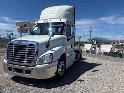 Freightliner Cascadia 125 Day Cab Truck - 455HP, 10 Speed Manual