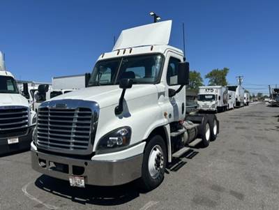 Freightliner Cascadia 125 Day Cab Truck - 450HP, 12 Speed Automatic