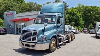 Freightliner Cascadia 125 Day Cab Truck - 450HP, 10 Speed Manual