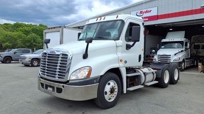 Freightliner Cascadia 125 Day Cab Truck - 455HP, 10 Speed Manual