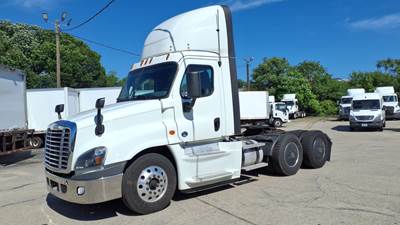 Freightliner Cascadia 125 Day Cab Truck - 455HP, 12 Speed Automatic
