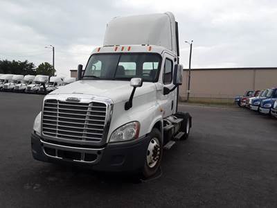 Freightliner Cascadia 125 Single Axle Day Cab Truck - 450HP, 10 Speed Manual