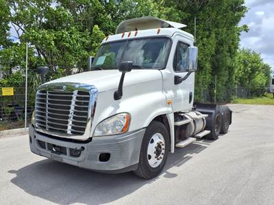 Freightliner Cascadia 125 Day Cab Truck - 450HP, 12 Speed Automatic