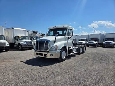 Freightliner Cascadia 125 Day Cab Truck - 455HP, 10 Speed Manual