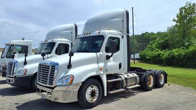 Freightliner Cascadia 125 Day Cab Truck - 455HP, 10 Speed Manual