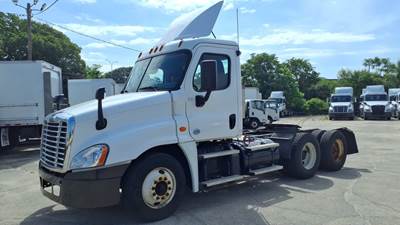 Freightliner Cascadia 125 Day Cab Truck - 455HP, 10 Speed Manual