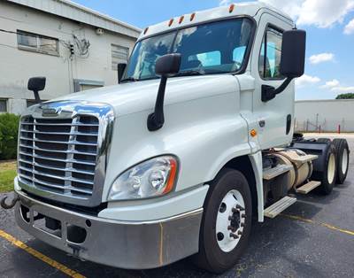 Freightliner Cascadia 125 Day Cab Truck - 450HP, 12 Speed Automatic