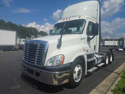 Freightliner Cascadia 125 Day Cab Truck - 455HP, 12 Speed Automatic