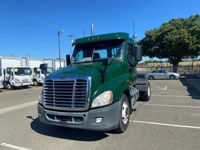 Freightliner Cascadia 125 Single Axle Day Cab Truck - 455HP, 10 Speed Manual
