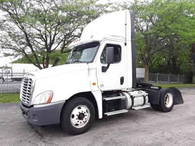 Freightliner Cascadia 125 Single Axle Day Cab Truck - 410HP, 10 Speed Manual
