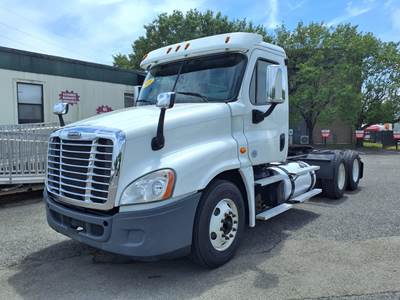 Freightliner Cascadia 125 Day Cab Truck - 475HP, 10 Speed Manual
