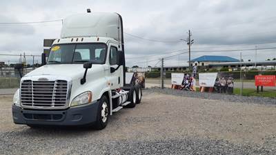Freightliner Cascadia 125 Day Cab Truck - 450HP, 10 Speed Manual