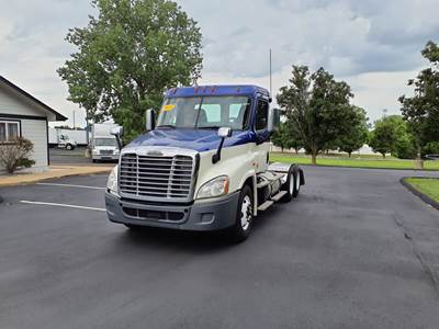 Freightliner Cascadia 125 Day Cab Truck - 475HP, 10 Speed Manual