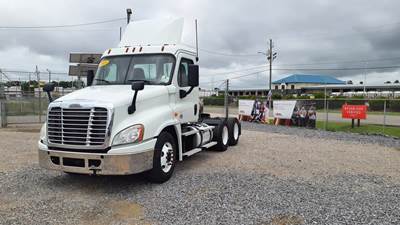 Freightliner Cascadia 125 Day Cab Truck - 450HP, 12 Speed Automatic