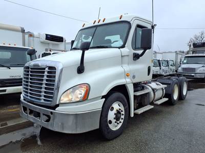 Freightliner Cascadia 125 Day Cab Truck - 450HP, 12 Speed Automatic