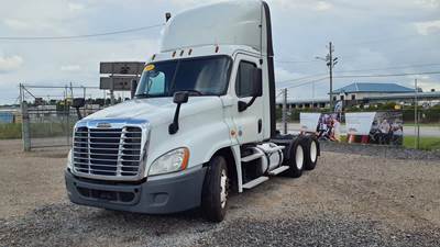 Freightliner Cascadia 125 Day Cab Truck - 450HP, 10 Speed Manual