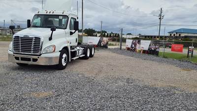 Freightliner Cascadia 125 Day Cab Truck - 450HP, 12 Speed Automatic
