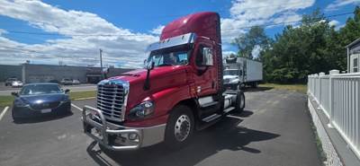 Freightliner Cascadia 125 Single Axle Day Cab Truck - 455HP, 12 Speed Automatic