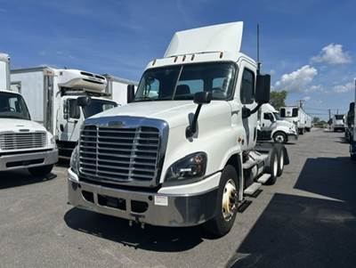 Freightliner Cascadia 125 Day Cab Truck - 450HP, 12 Speed Automatic