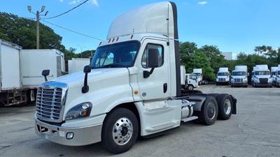 Freightliner Cascadia 125 Day Cab Truck - 455HP, 12 Speed Automatic