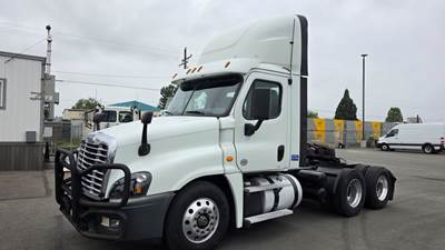 Freightliner Cascadia 125 Day Cab Truck - 530HP, 6 Speed Automatic