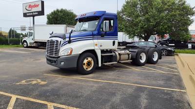 Freightliner Cascadia 125 Day Cab Truck - 450HP, 10 Speed Manual