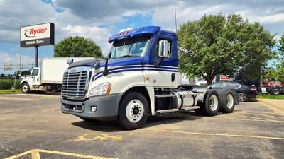 Freightliner Cascadia 125 Day Cab Truck - 450HP, 10 Speed Manual