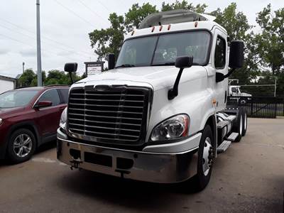 Freightliner Cascadia 125 Day Cab Truck - 455HP, 12 Speed Automatic