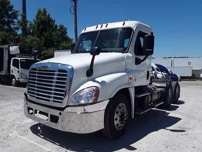 Freightliner Cascadia 125 Day Cab Truck - 455HP, 10 Speed Manual