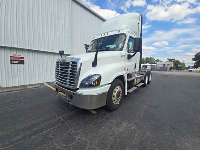 Freightliner Cascadia 125 Day Cab Truck - 450HP, 12 Speed Automatic