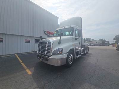 Freightliner Cascadia 125 Day Cab Truck - 450HP, 12 Speed Automatic