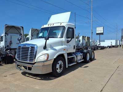 Freightliner Cascadia 125 Day Cab Truck - 450HP, 12 Speed Automatic