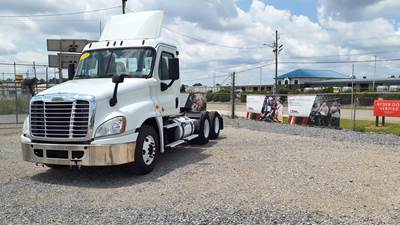 Freightliner Cascadia 125 Day Cab Truck - 450HP, 12 Speed Automatic
