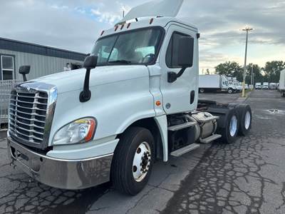 Freightliner Cascadia 125 Day Cab Truck - 450HP, 12 Speed Automatic