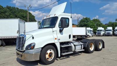 Freightliner Cascadia 125 Day Cab Truck - 455HP, 10 Speed Manual