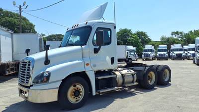 Freightliner Cascadia 125 Day Cab Truck - 450HP, 10 Speed Automatic