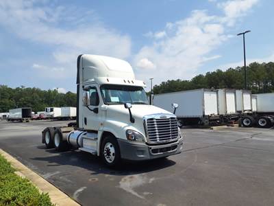 Freightliner Cascadia 125 Day Cab Truck - 475HP, 12 Speed Automatic