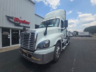 Freightliner Cascadia 125 Day Cab Truck - 450HP, 12 Speed Automatic