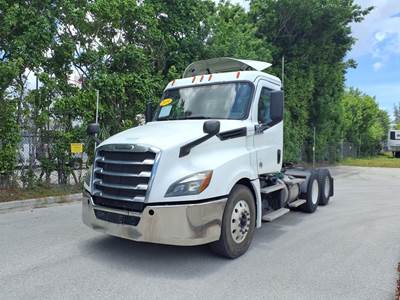Freightliner Cascadia 125 Day Cab Truck - 450HP, 12 Speed Automatic