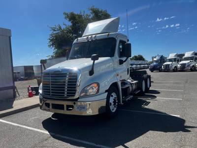 Freightliner Cascadia 125 Day Cab Truck - 450HP, 10 Speed Automatic