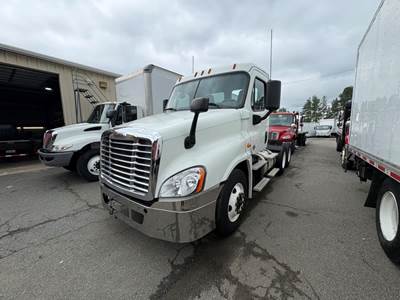 Freightliner Cascadia 125 Day Cab Truck - 455HP, 12 Speed Automatic