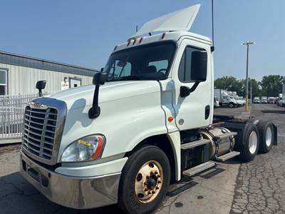Freightliner Cascadia 125 Day Cab Truck - 450HP, 12 Speed Automatic
