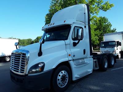 Freightliner Cascadia 125 Day Cab Truck - 455HP, 12 Speed Automatic
