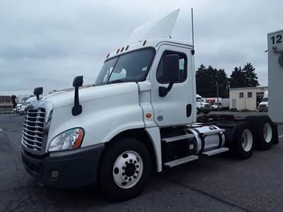 Freightliner Cascadia 125 Day Cab Truck - 475HP, 12 Speed Automatic